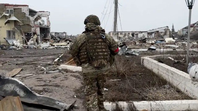 Autoridades russas relatam que ataques de drones ucranianos ferem jornalista chinês.