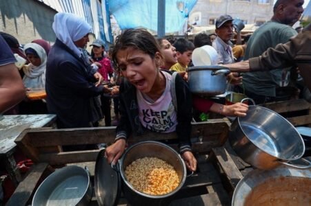 Confrontos em Gaza: 50 palestinos mortos, incluindo 23 próximos a centro de distribuição de alimentos, diz Hamas