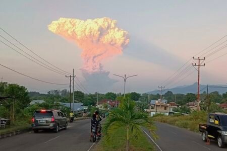 Erupção de vulcão na Indonésia forma nuvem rosa gigante; confira imagens