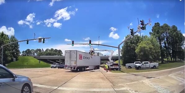 Homem é atingido por carreta durante manutenção de semáforo nos EUA e fica pendurado