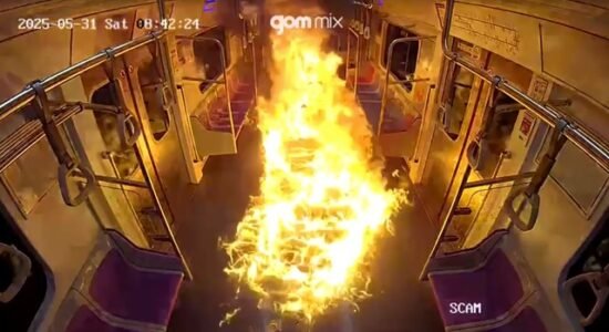 Homem incendeia vagão lotado no metrô da Coreia do Sul; autoridades mencionam 'delírio' pós-divórcio