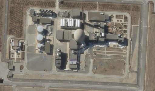 Israel ataca reator em Arak e intensifica ofensiva contra programa nuclear do Irã.
