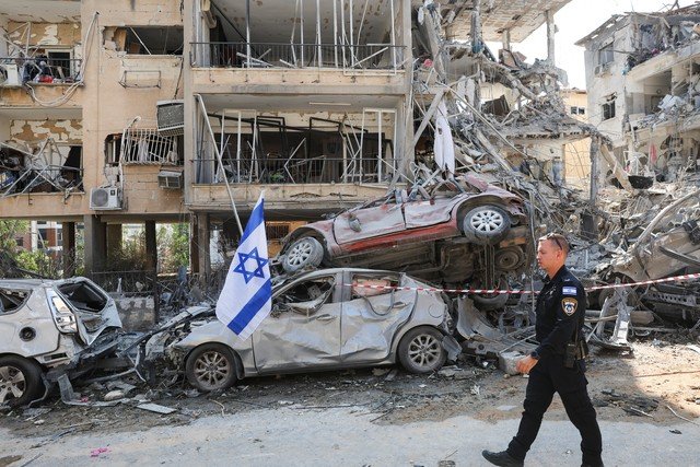 Israel ataca TV estatal iraniana ao vivo; Irã classifica ação como 'crime de guerra'