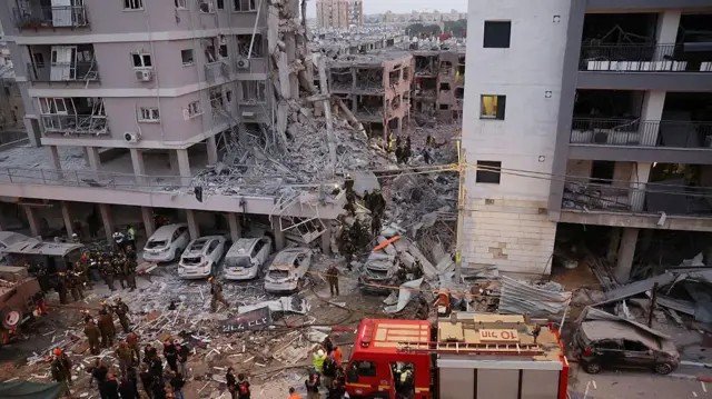 Israelenses de bairro atingido por mísseis do Irã compartilham suas reações e sentimentos.