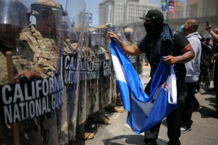 Justiça dos EUA autoriza Trump a manter controle da Guarda Nacional em Los Angeles