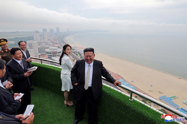 Kim Jong-un inaugura resort e parque aquático em praia norte-coreana