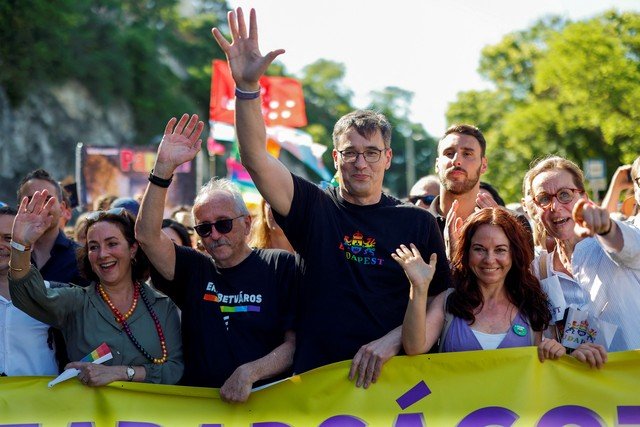 Manifestação por direitos LGBT+ reúne milhares na Hungria após proibição