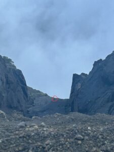 Montanhistas resgatam brasileira após 16 horas em trilha na Indonésia; irmã relata apoio com suprimentos