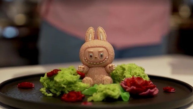 Sobremesa de chocolate e mousse de frutas faz sucesso em restaurante russo; confira o vídeo