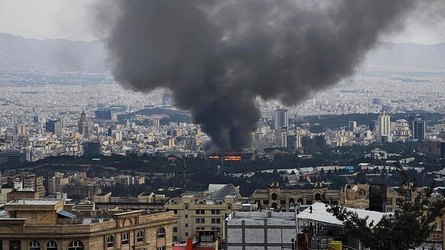 Suíça encerra atividades na embaixada e Reino Unido retira diplomatas do Irã em conflito com Israel