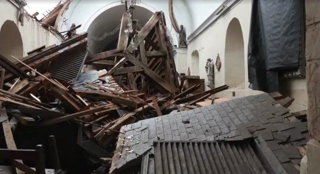 Tempestade provoca desabamento do teto de igreja do século XI na França; prefeita lamenta.