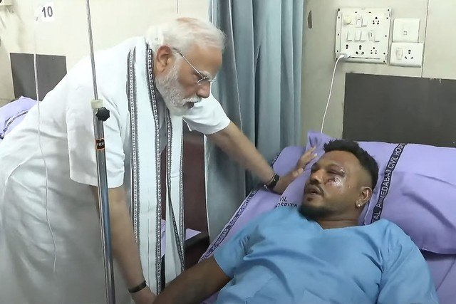 Vídeo registra sobrevivente caminhando com celular após queda e explosão de avião da Air India