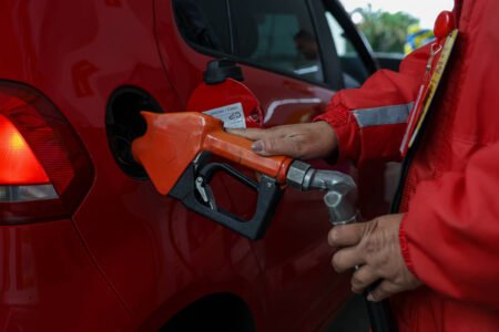 AGU solicita investigação sobre preços de combustíveis