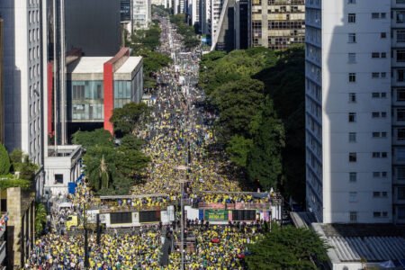 Ato bolsonarista reúne público reduzido, e líder do PL culpa jogo e fim do mês