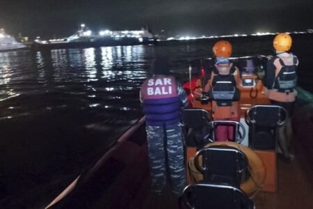Balsa com 65 pessoas naufraga na Indonésia: 4 mortos e 30 desaparecidos