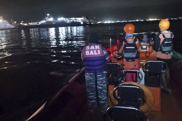 Balsa com 65 pessoas naufraga na Indonésia: 4 mortos e 30 desaparecidos