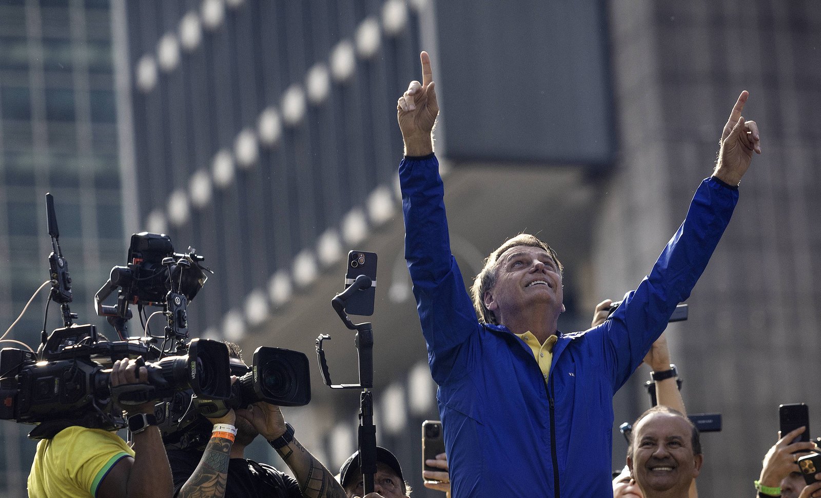 Bolsonaro cancela participação em evento do PL devido a crise de soluços e vômitos que o impede de falar