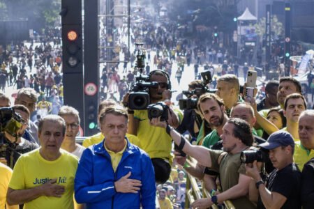 Bolsonaro deixa cena com alerta médico e pausa corrida contra o tempo no STF e eleição.