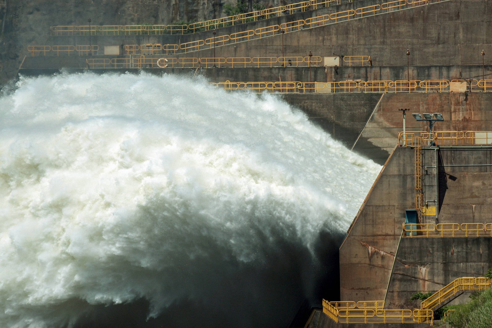 Brasileiros e paraguaios acionam Itaipu por transparência