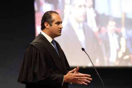 Conduta de advogado de réu que alegou conversa com Cid sobre delação gera controvérsia
