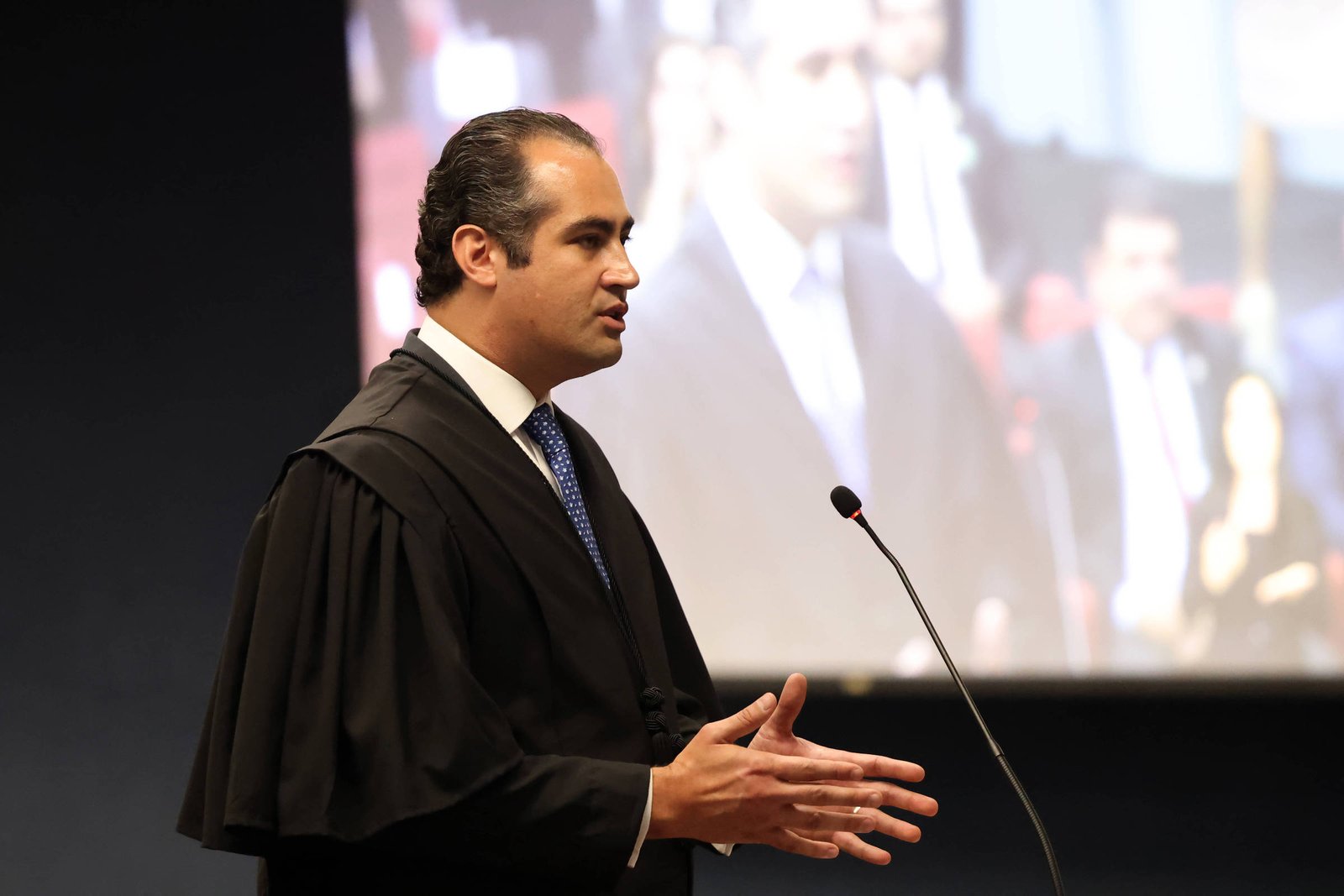 Conduta de advogado de réu que alegou conversa com Cid sobre delação gera controvérsia