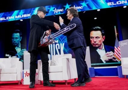 Elon Musk admite arrependimento por gesto com motosserra ao lado de Milei: 'Faltou empatia'