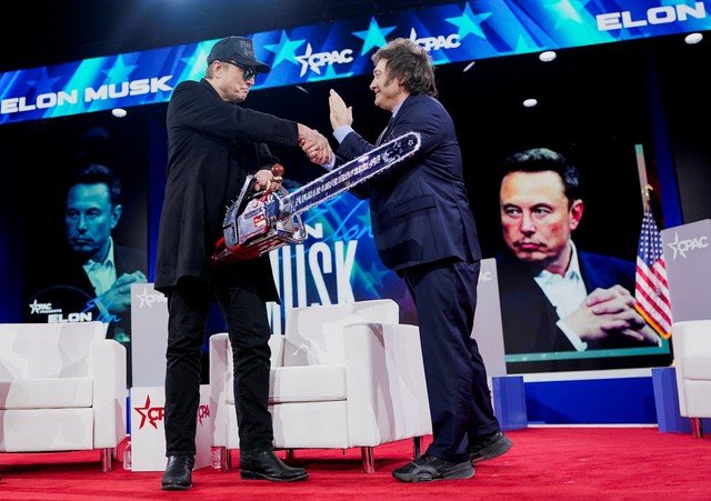 Elon Musk admite arrependimento por gesto com motosserra ao lado de Milei: 'Faltou empatia'