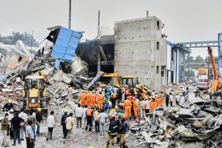 Explosão e incêndio em fábrica farmacêutica na Índia resultam em 36 mortes