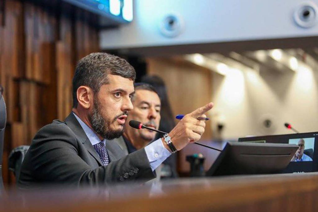 Governador interino exonera secretário desafeto no Rio durante viagem de Castro