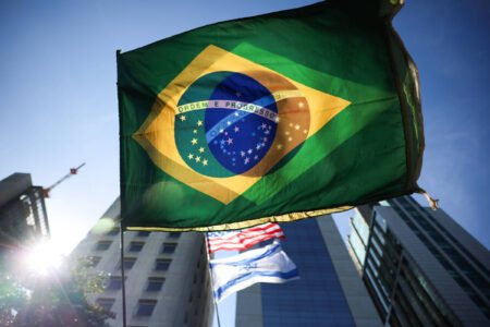 Grupo de skatistas insulta Bolsonaro durante ato na Paulista; veja vídeo