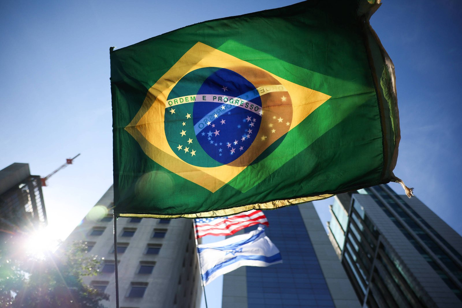 Grupo de skatistas insulta Bolsonaro durante ato na Paulista; veja vídeo
