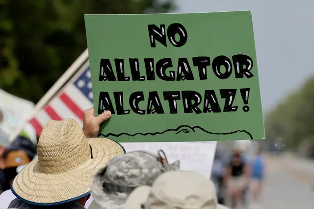 Imigrantes são transferidos para centro de detenção na Flórida, conhecido como 'Alcatraz dos jacarés'