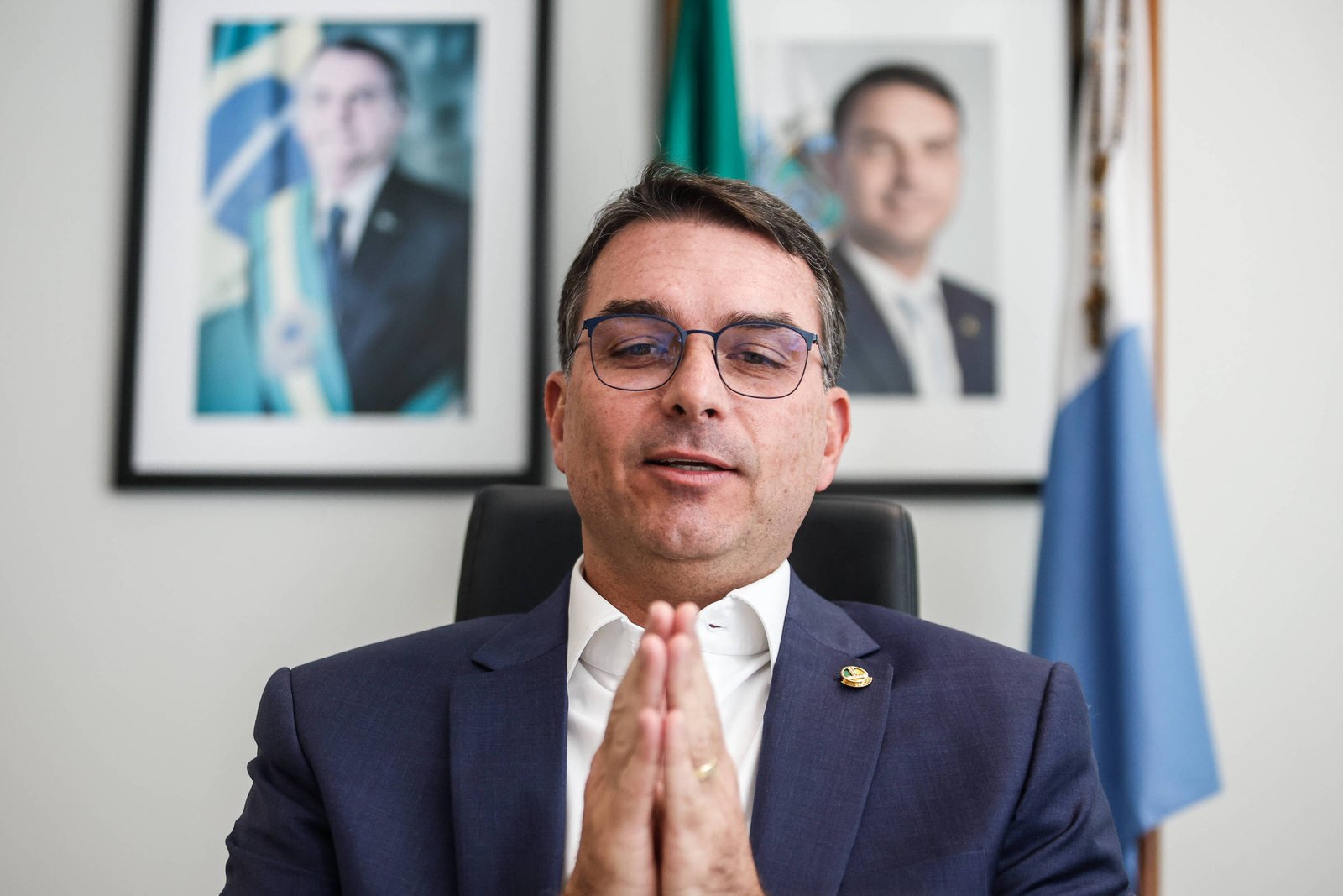 Juiz descarta ação contra Flávio Bolsonaro e BRB por mansão em Brasília