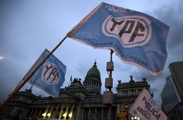 Juíza dos EUA ordena que Argentina entregue 51% das ações da estatal YPF em decisão contra Milei