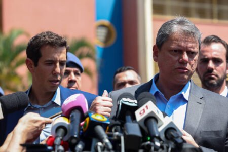 Justiça ordena suspensão de decreto de Tarcísio que penaliza professores por faltas