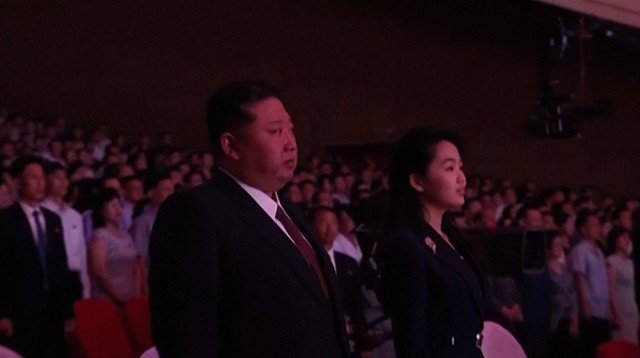 Kim Jong-un presta homenagem emocionada a soldados norte-coreanos mortos em combate