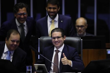 Motta convoca oposição e centrão para evento com Lula, mas deputados não comparecem
