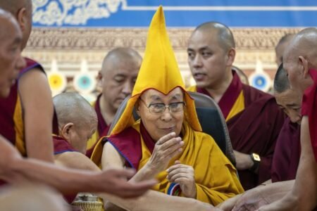 Os rituais para identificar a criança na qual o Dalai Lama pretende reencarnar.