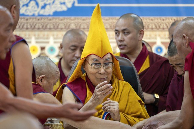 Os rituais para identificar a criança na qual o Dalai Lama pretende reencarnar.
