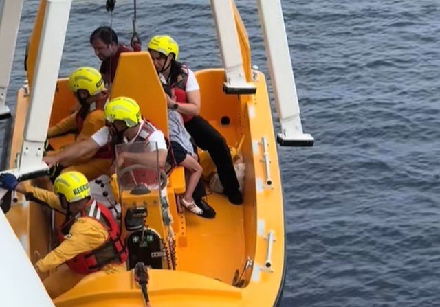 Passageiro relata queda de menina no mar durante cruzeiro Disney enquanto posava para foto