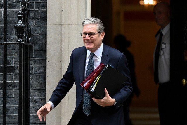 Primeiro-ministro britânico tropeça ao sair de Downing Street; veja o vídeo