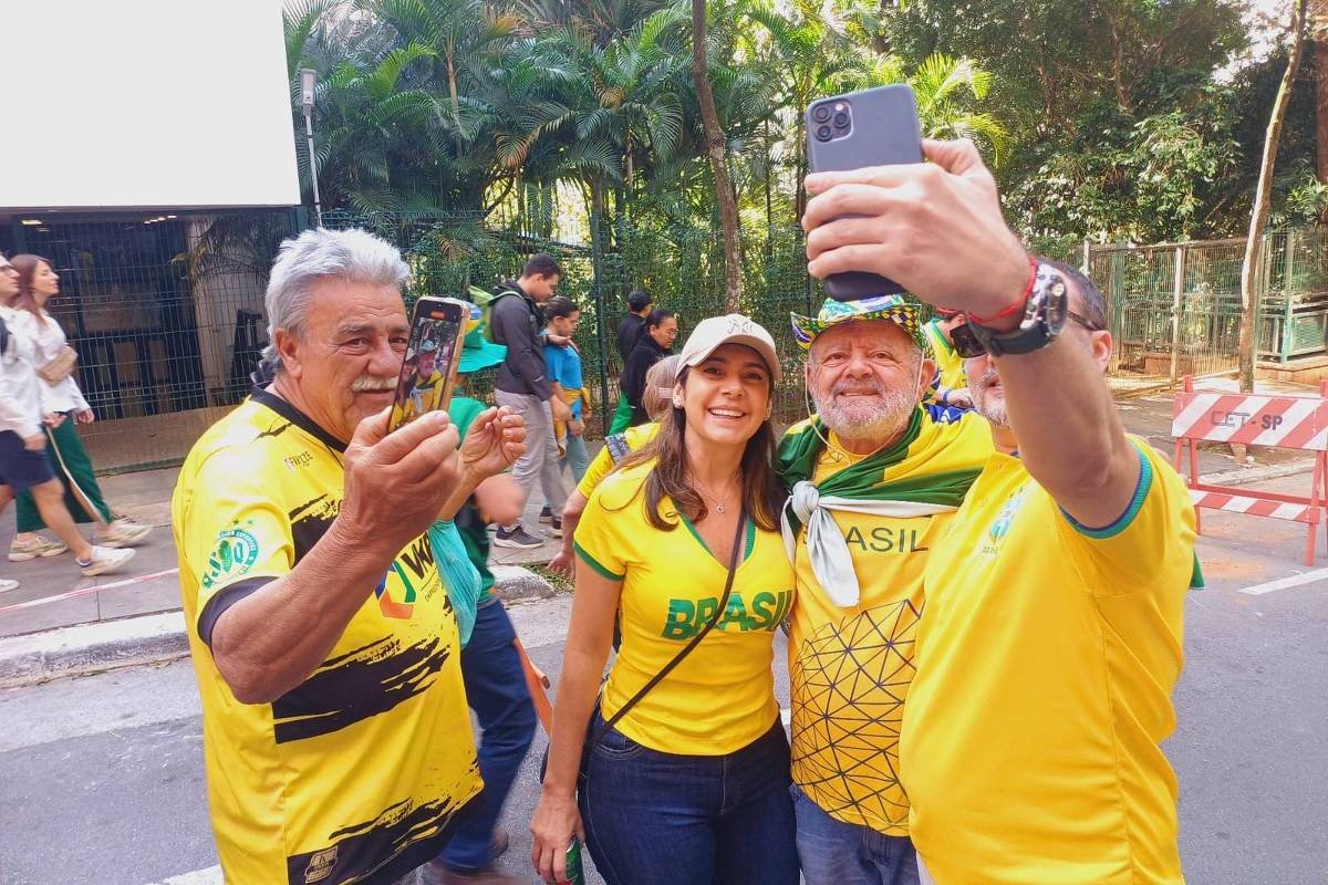 Sósia de Lula é atacado por bolsonaristas em ato na avenida Paulista; veja vídeo