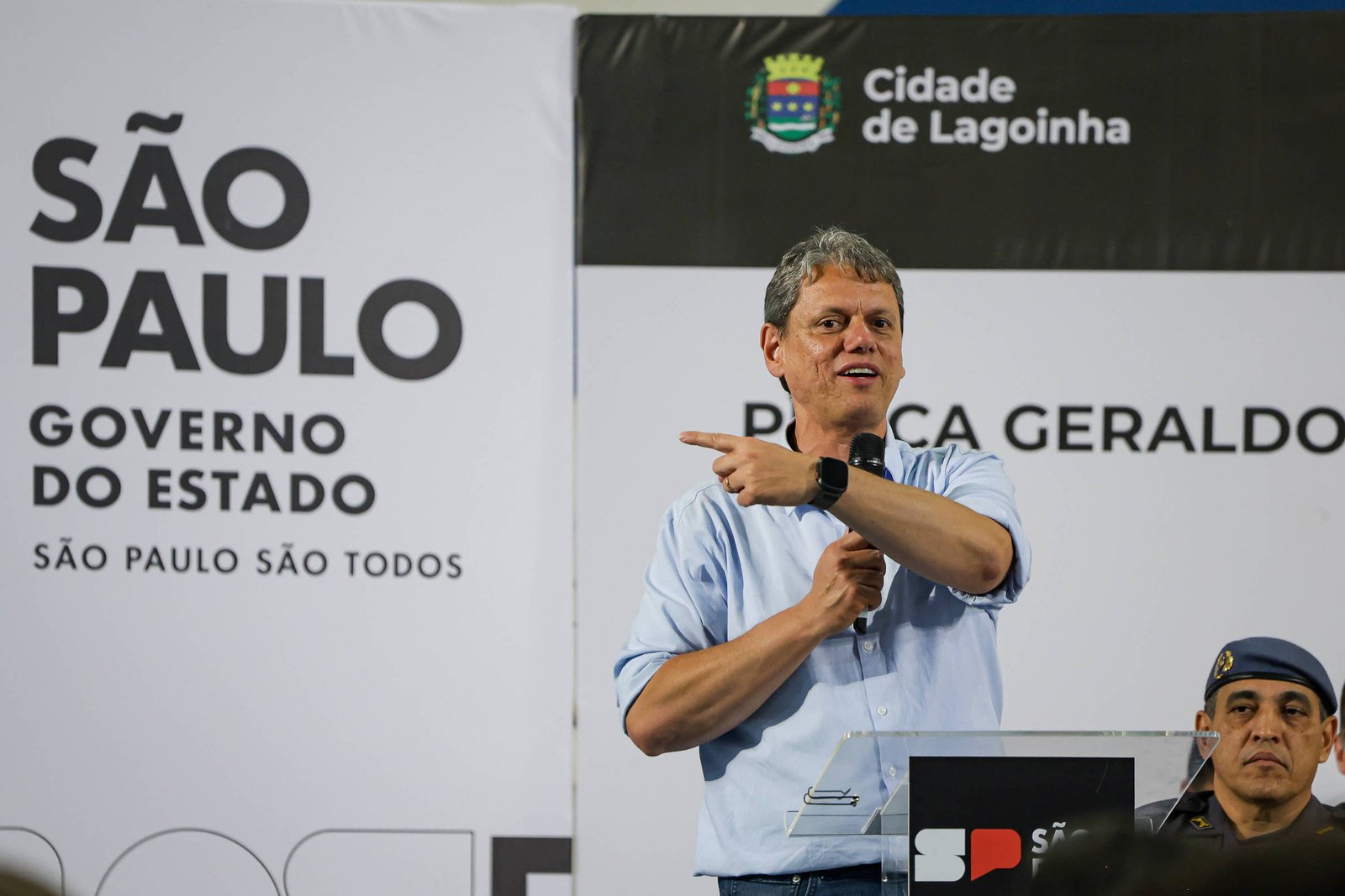 Tarcísio é anunciado como candidato à presidência e evita imprensa no 'Gilmarpalooza'