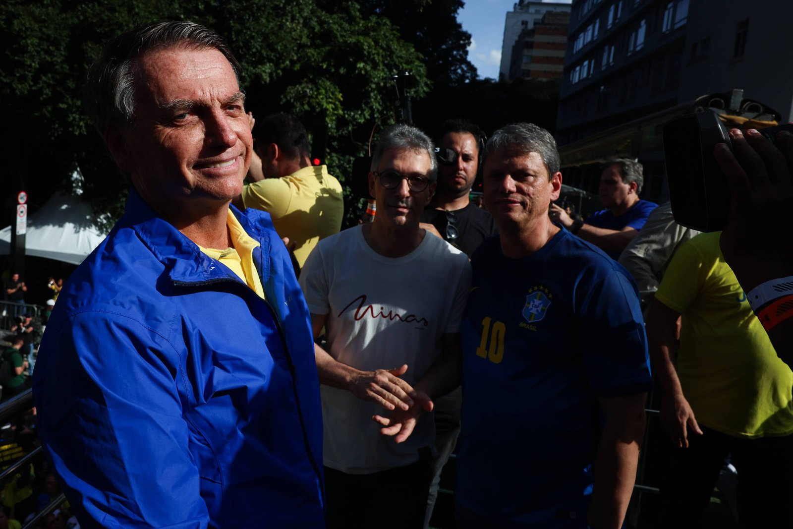 Tarcísio elogia Bolsonaro em manifestação, critica governo Lula e poupa STF