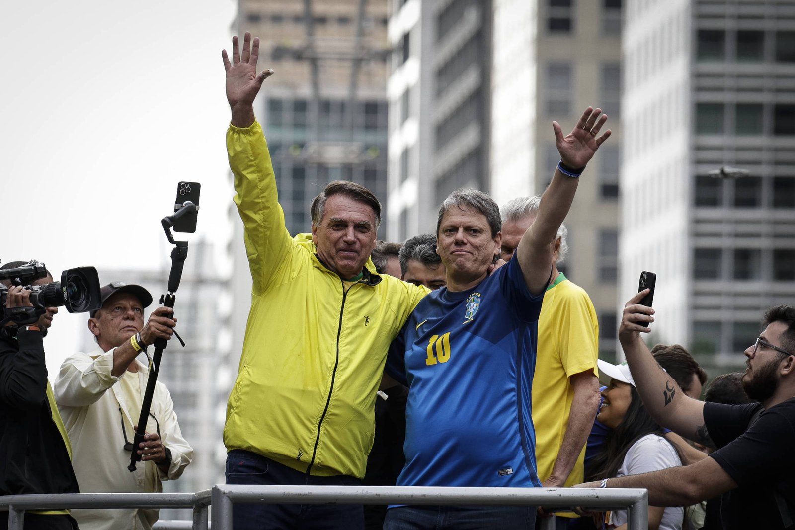 Tarcísio fortalece imagem de gestor, apoia Bolsonaro e evita falar sobre autoritarismo